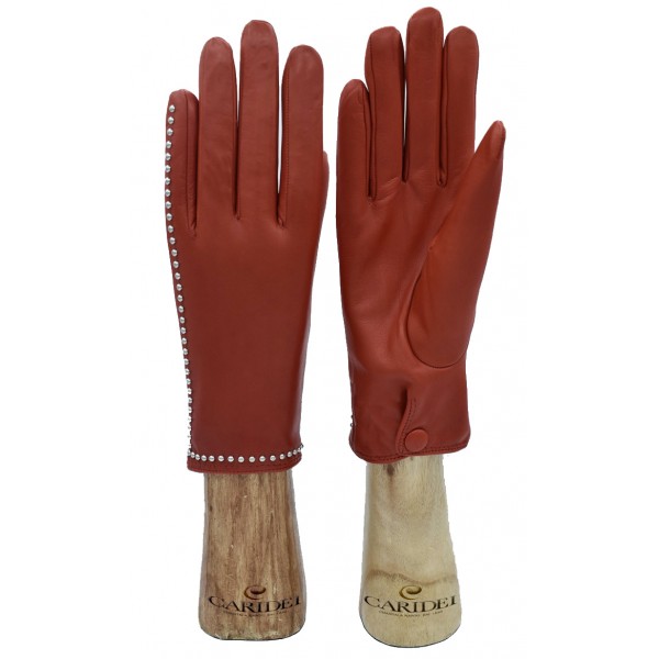 Guanto donna in vera pelle nappa foderato cashmere con borchie nickel sul dorso.